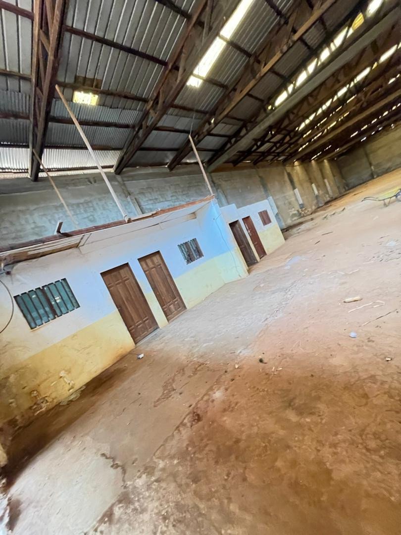 entrepôt a louer de 1.500 M2